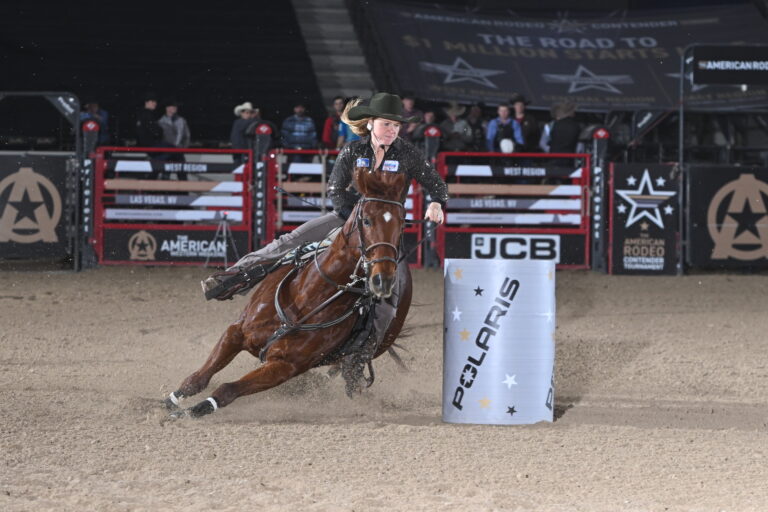 Liza Zachoda barrel racing