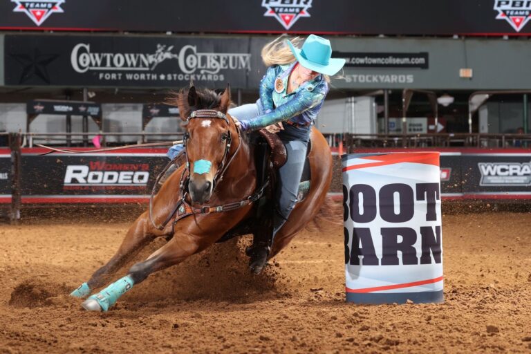 Kylee Scribner barrel racing