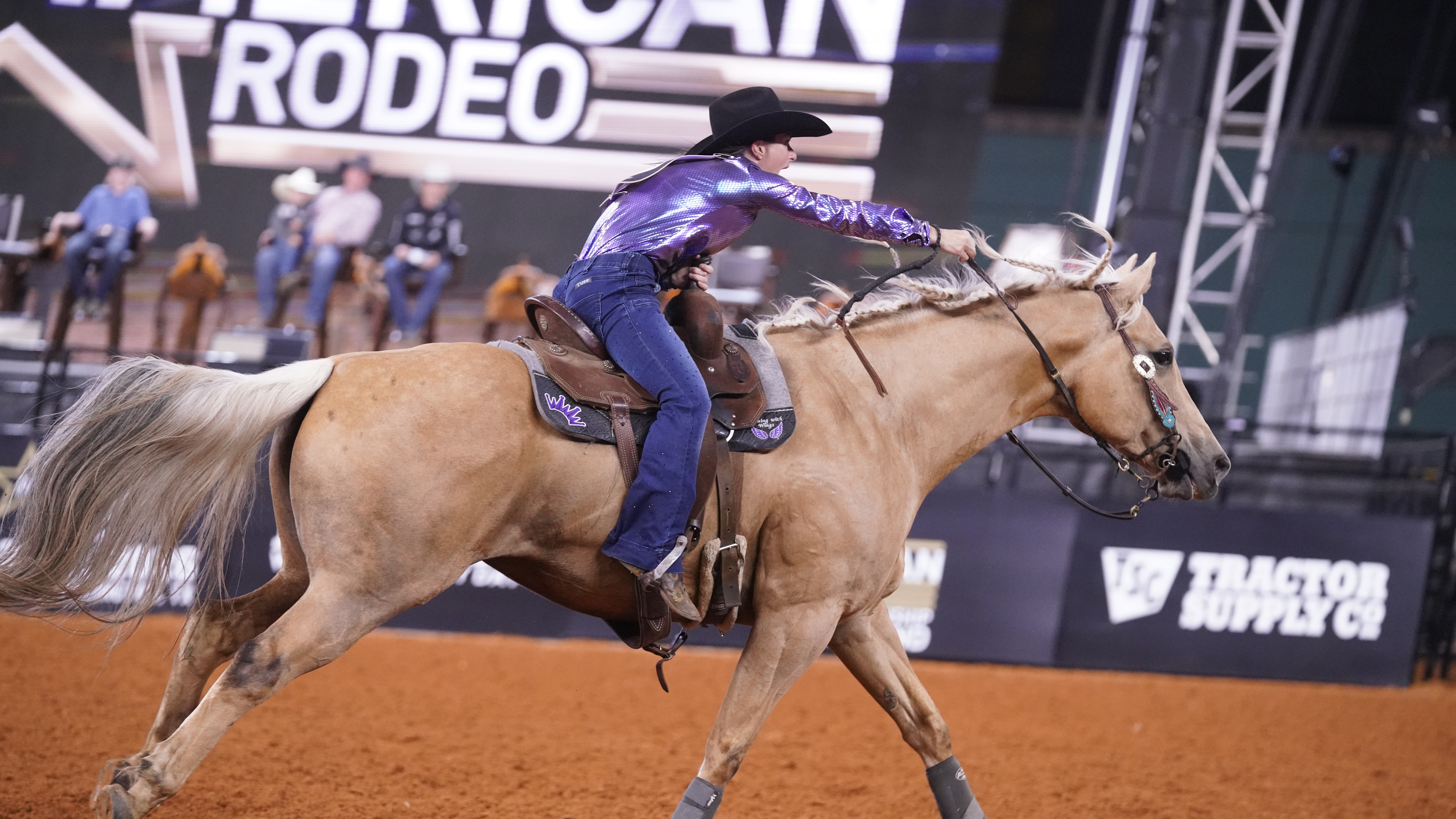 Hayle Gibson-Stillwell runs a barrel pattern