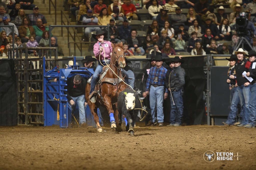 Rylee George roping a calf on Deputy.