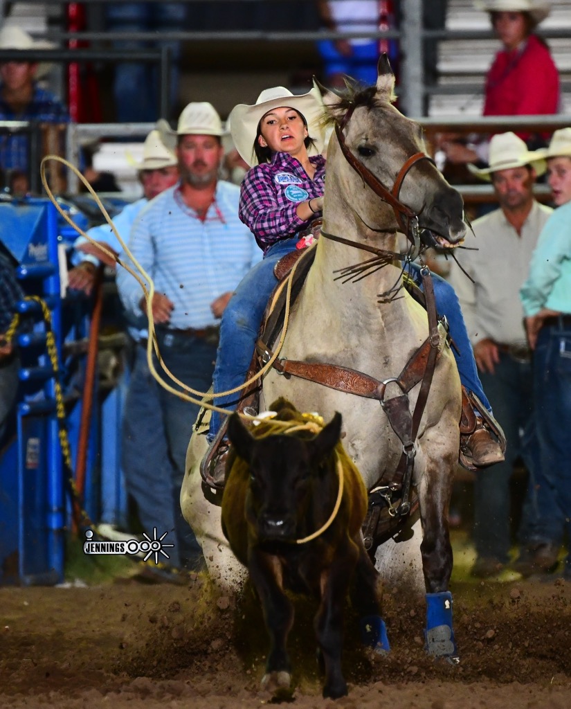 Zaili Saculla ropes her calf in the IFYR breakaway
