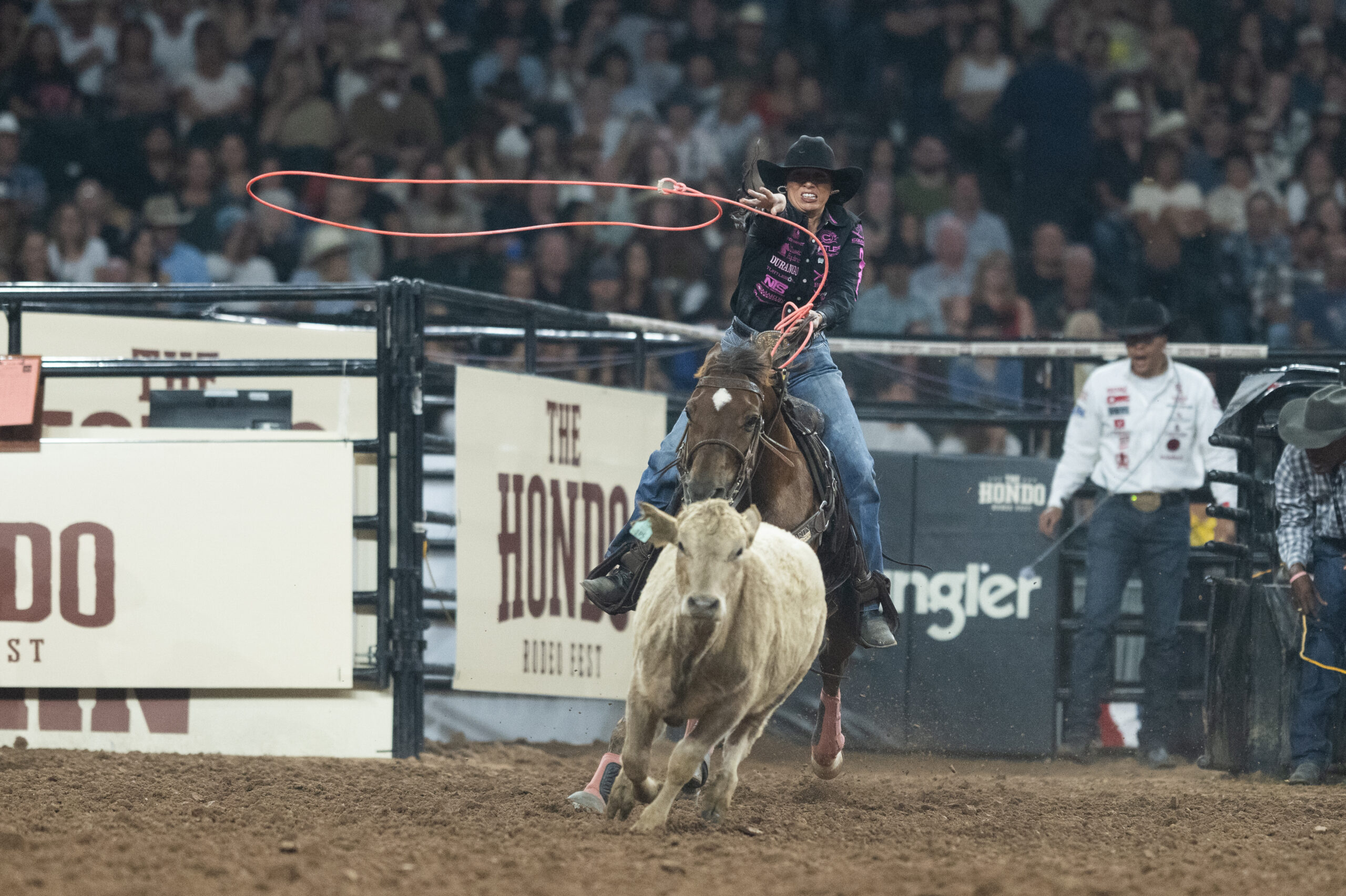 Martha Angelone threw a tricky loop in Round 3 to secure the 2025 Hondo Rodeo win.