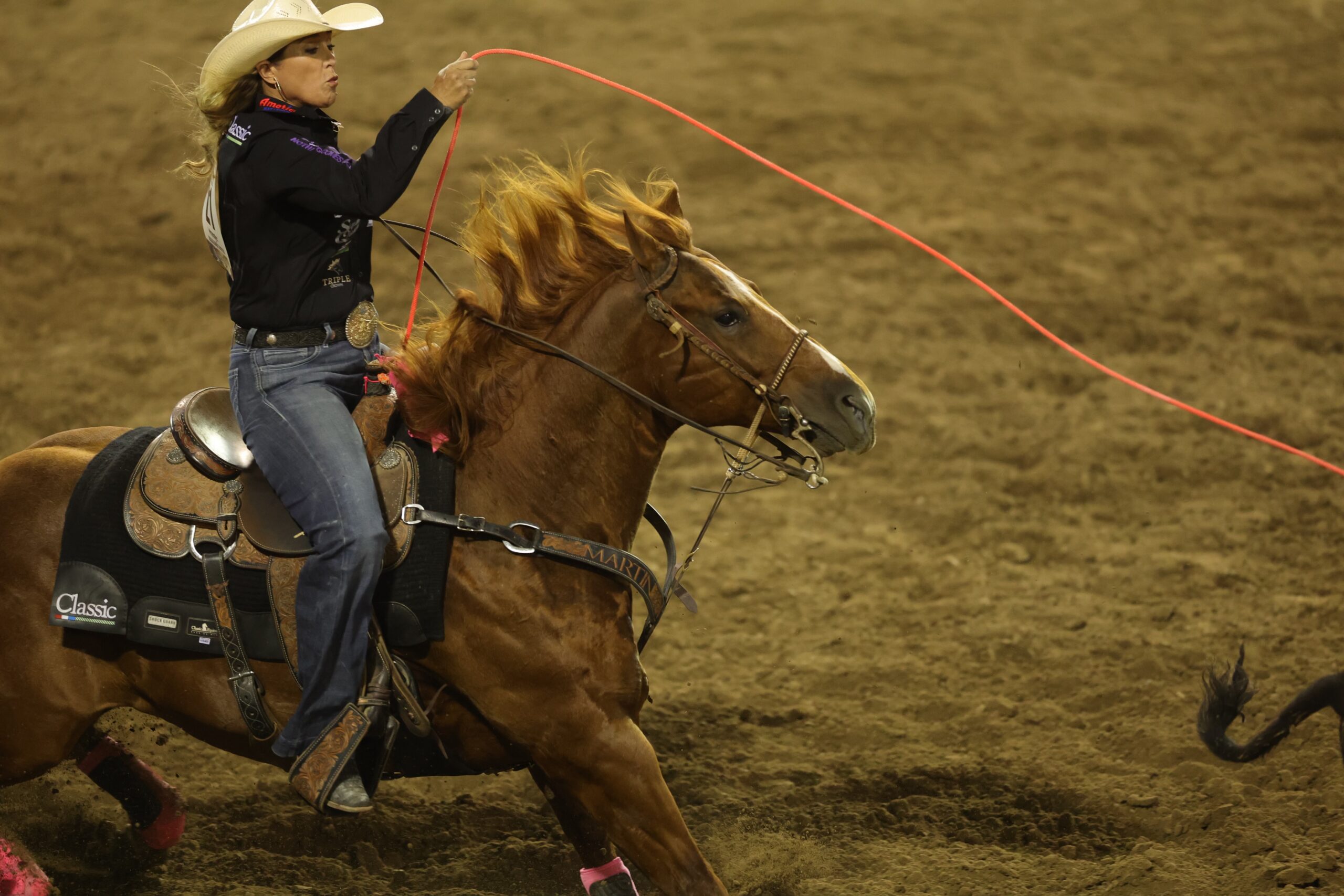 Jackie crawford roping a calf in reno to go to the lead in the average