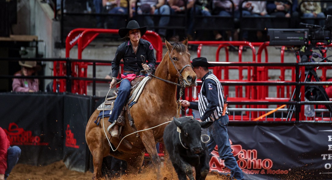 Jaci Hammons rides Heineken after a breakaway catch at the 2026 San Antonio Stock Show & Rodeo