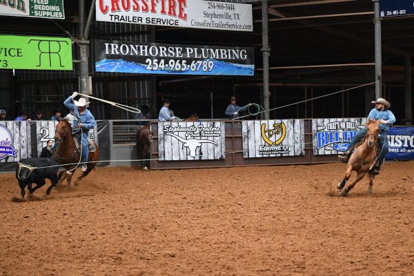 Dalton Turner and Daniel Braman rope at the 2023 Lone Star Shootout team roping.