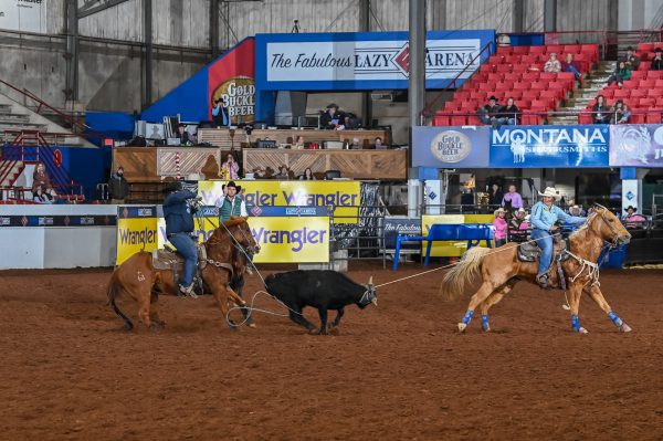Kenzie Kelton and Whitney DeSalvo win the 2023 Charlie 1 Horse All-Girl Team Roping.