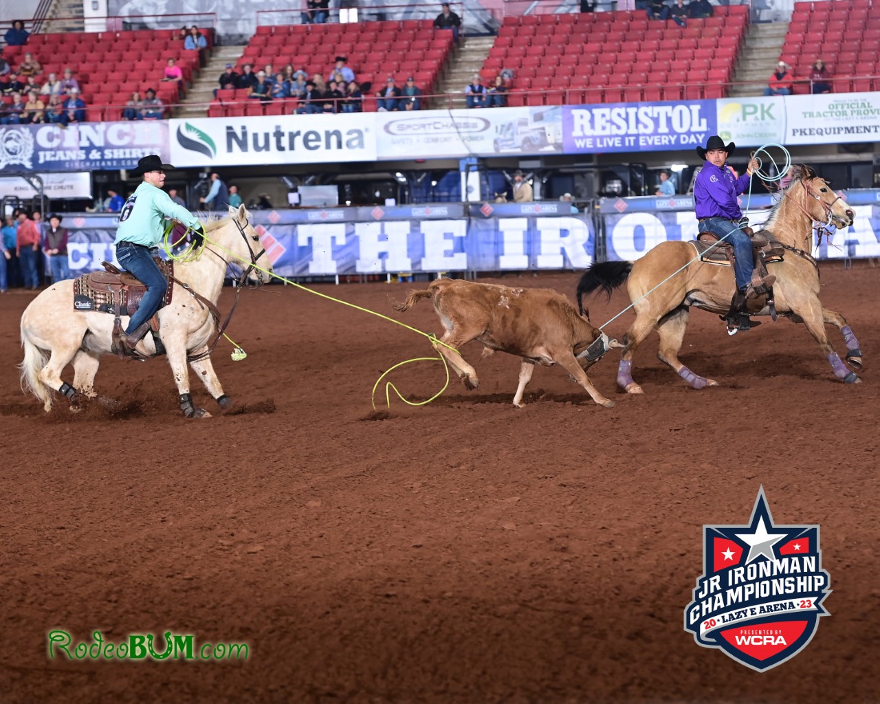 Clay Clayman heels a steer at the 2023 Jr Ironman competition.