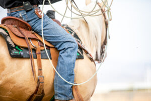 Brad Barkemeyer messing with his rope on a horse.