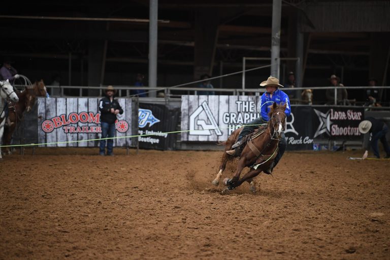 Lane Ivy turning a steer.