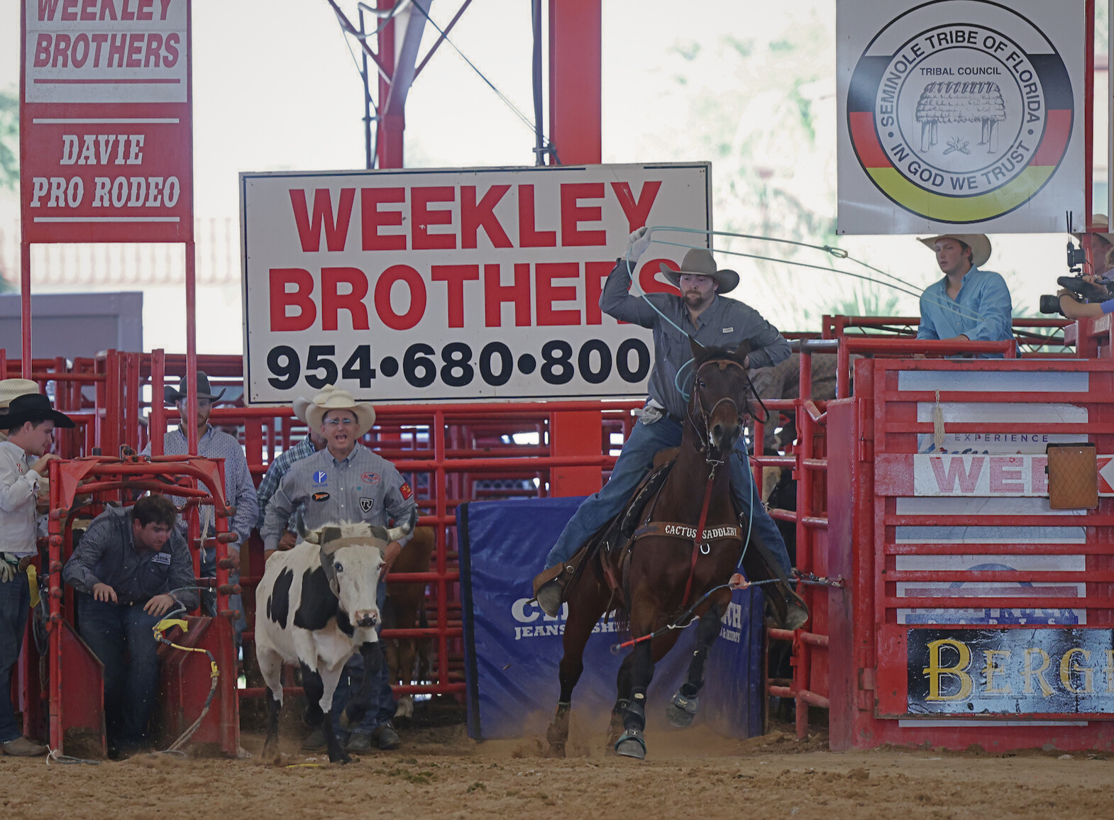 Cole Thomas ropes in the 2022 Southeastern Circuit Finals