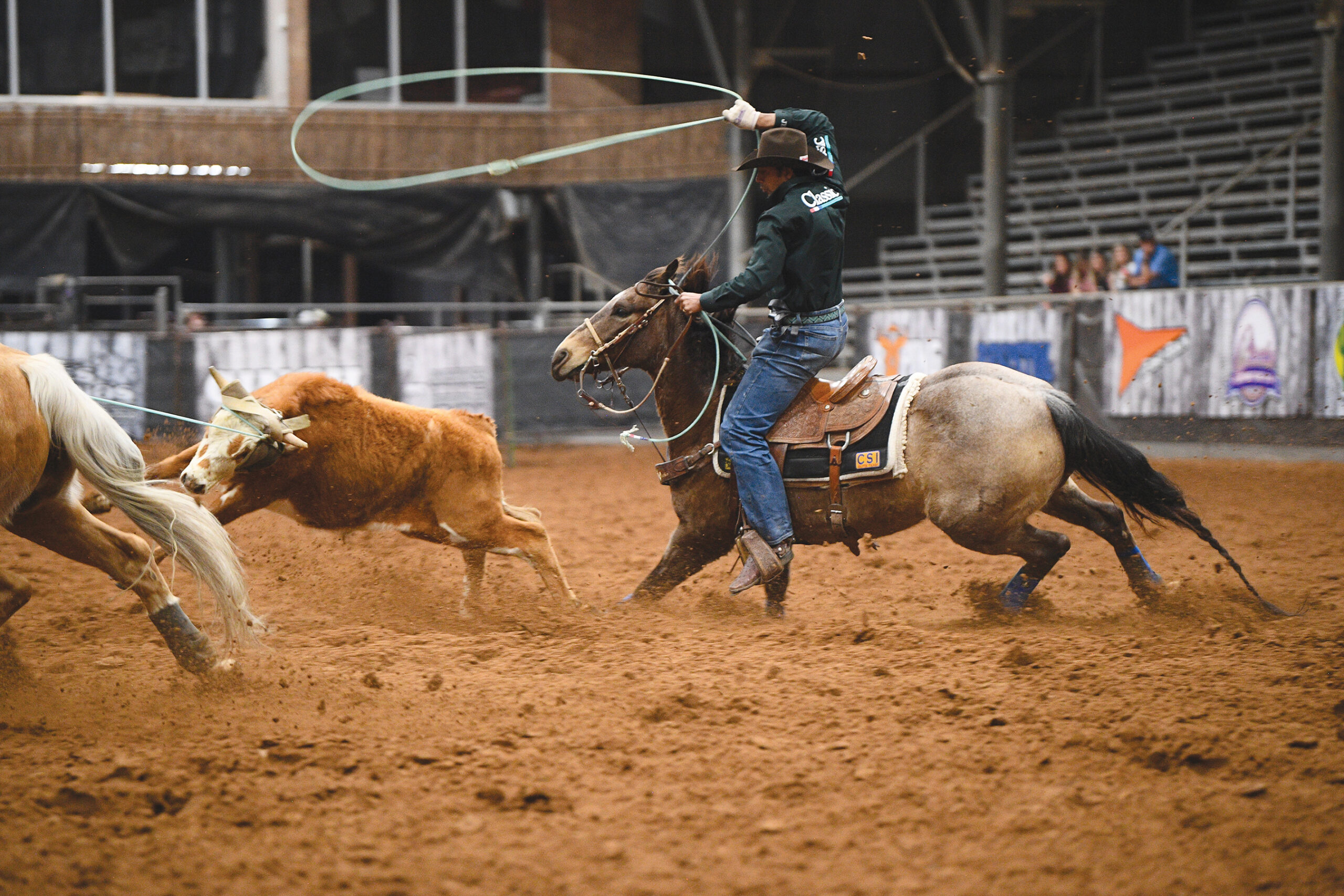 Junior Nogueira riding Kiehnes Frosty Pepto, heeling at the 2023 Lonestar Shootout