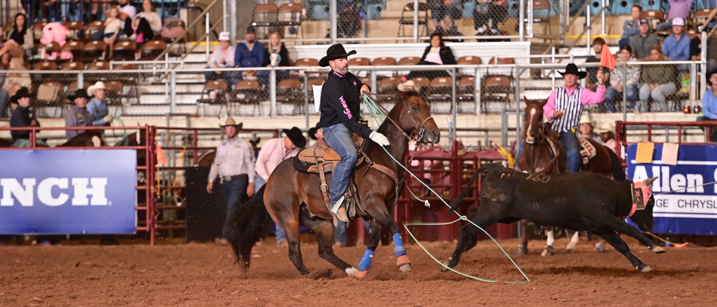 Boogie Ray heeling a steer at the 2023 Texas Circuit Finals.