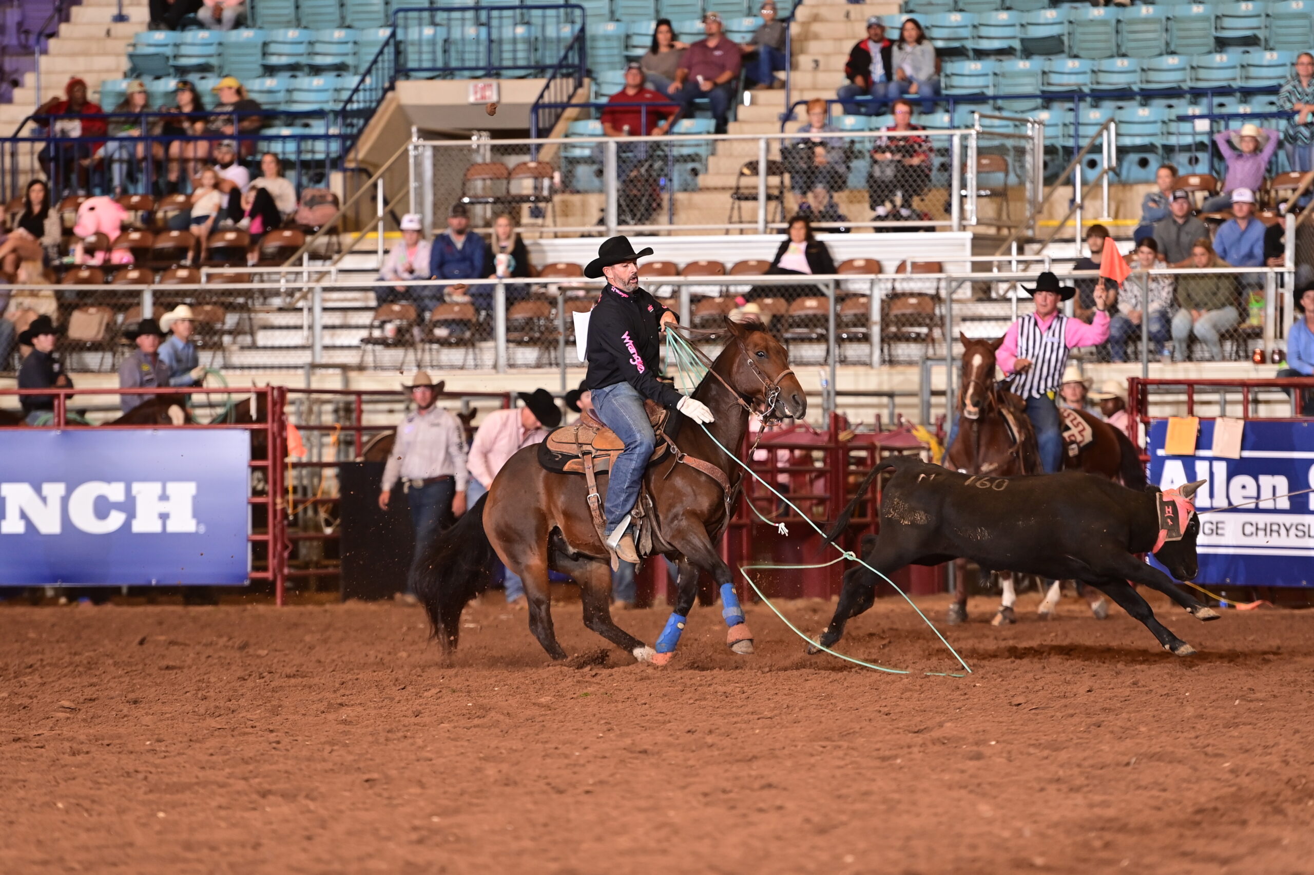 Boogie Ray heeling a steer at the 2023 Texas Circuit Finals.