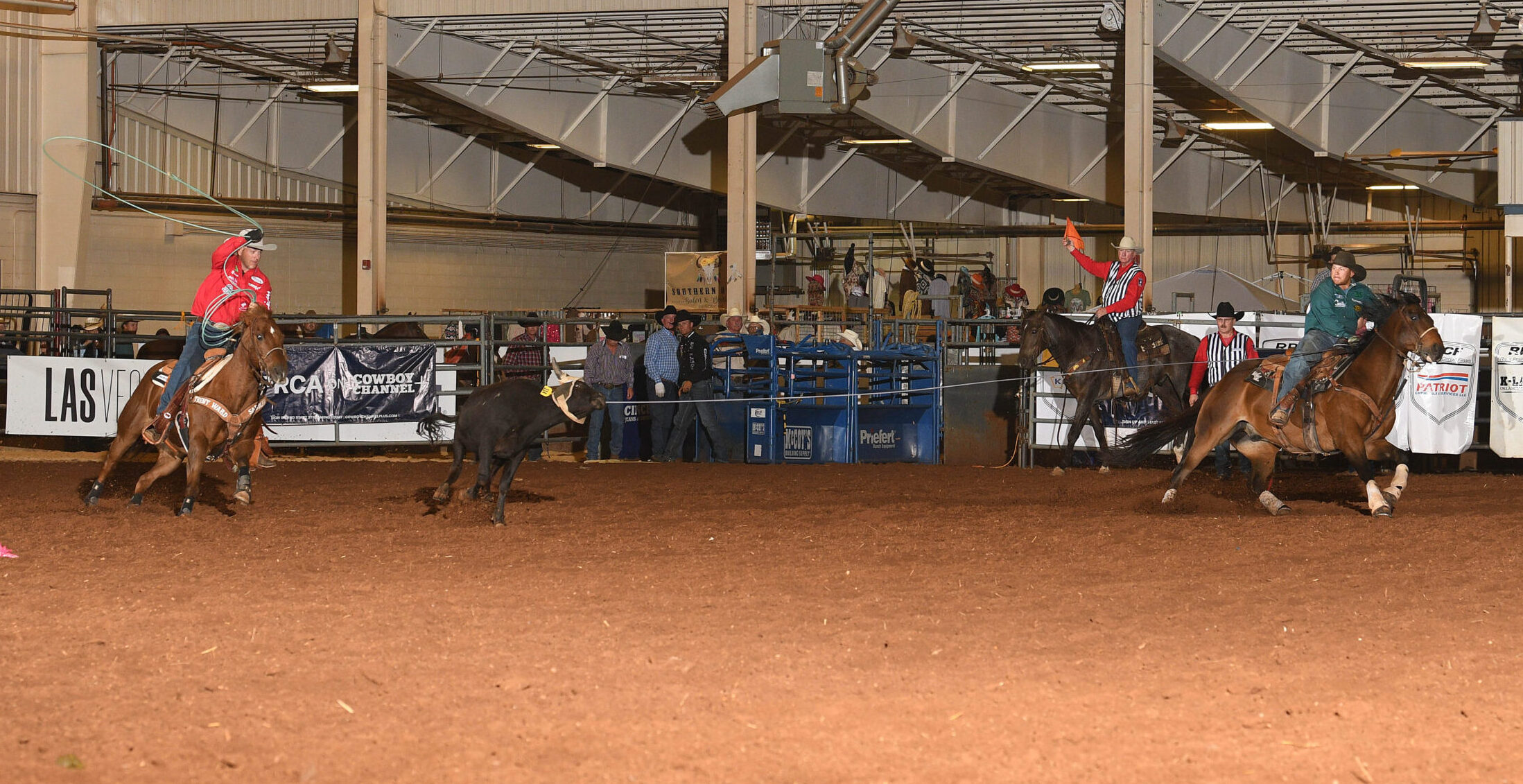 Andrew Ward turning a steer for Buddy Hawkins at the 2023 Prairie Circuit Finals.