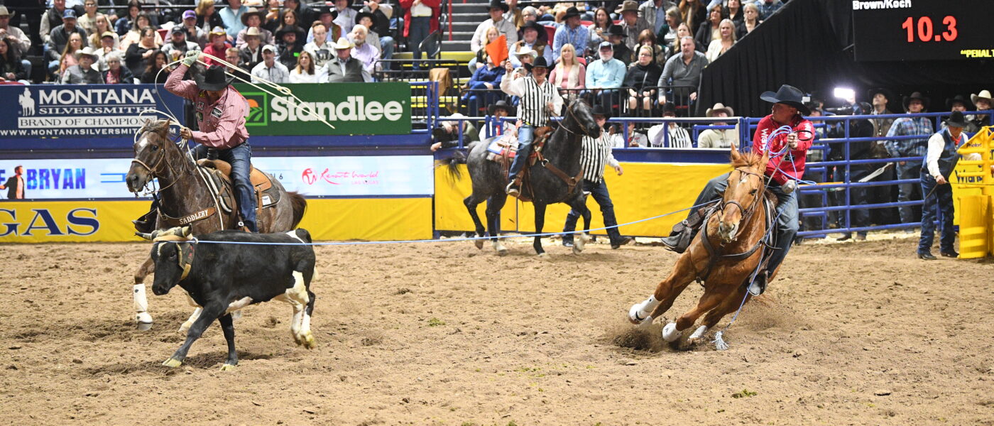 Clint Summers turning a steer for Jake Long to win Round 1 of the 2023 NFR.