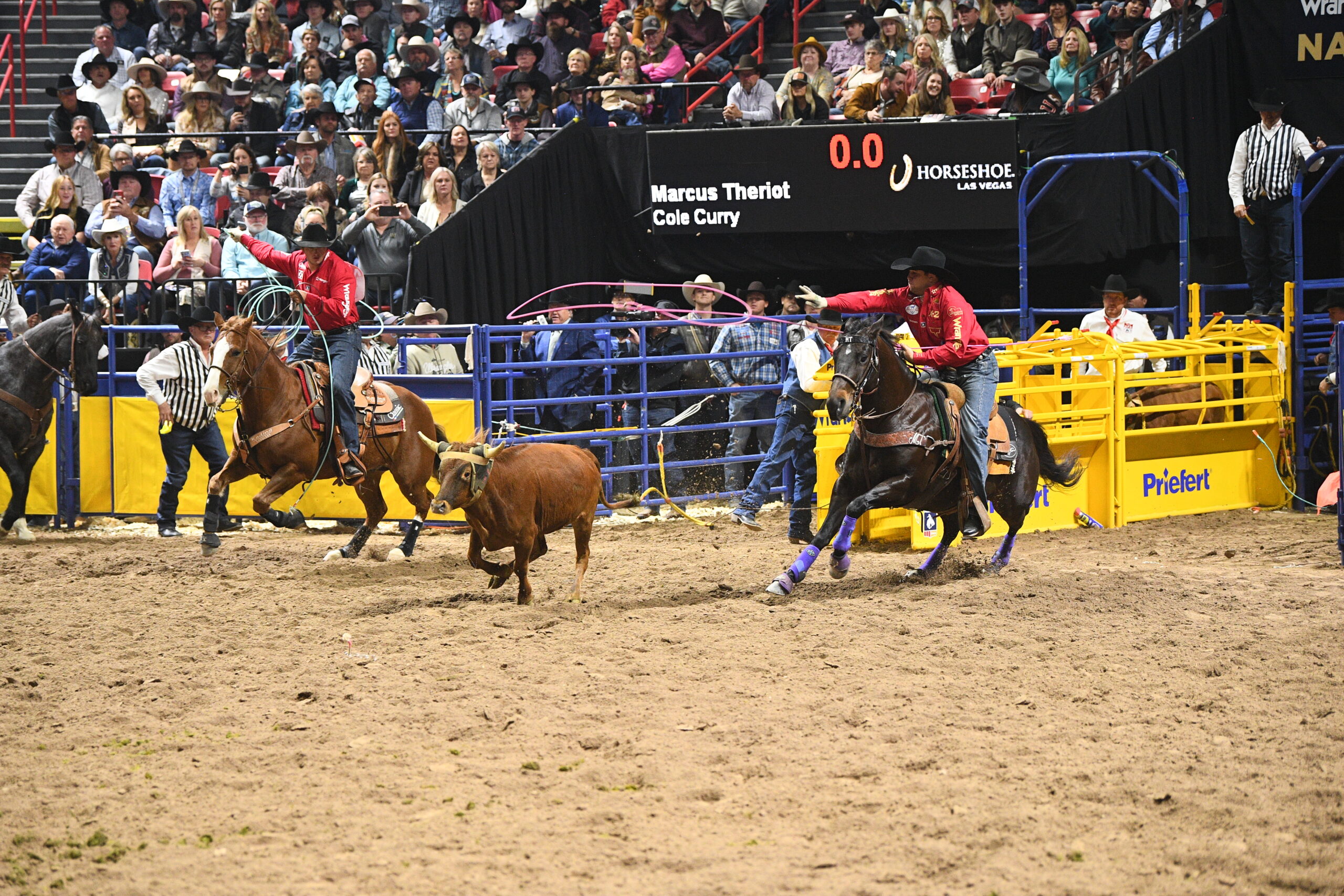 Marcus Theriot throwing his head rope in the first round of the 2023 NFR.