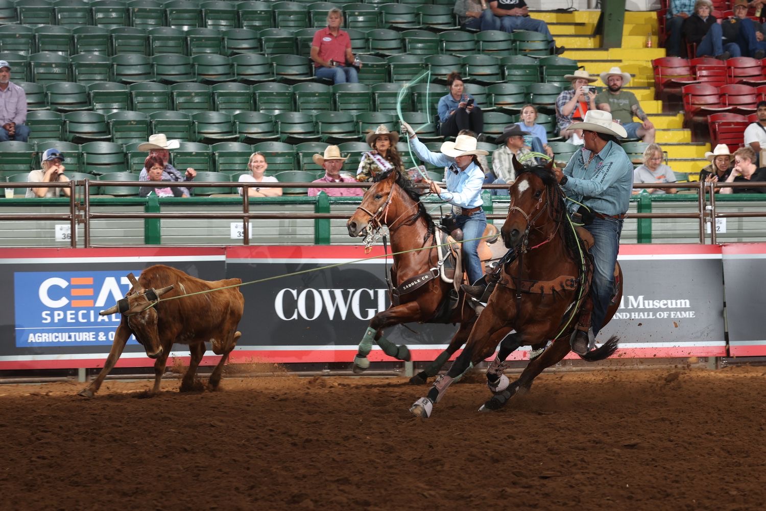 Kelsey Pugmire and Ashtyn Pratz team roping