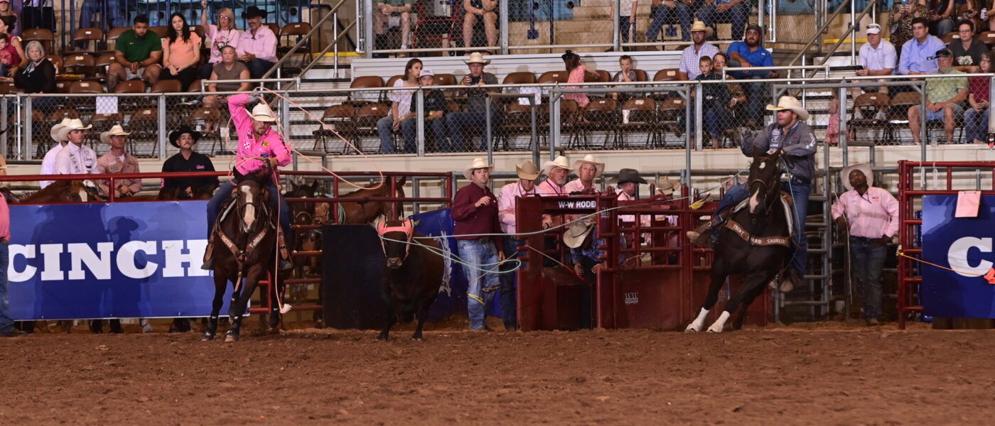 Dustin Egusquiza heading a steer for Levi Lord at the 2024 Texas Circuit Finals.