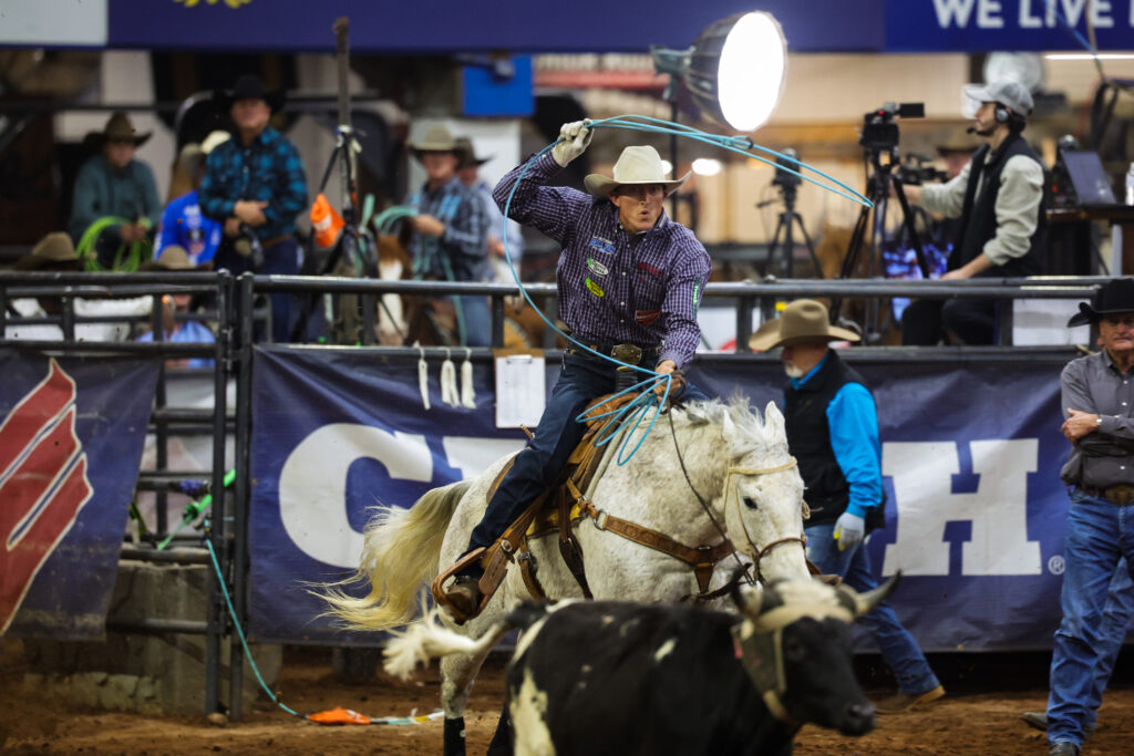 Taylor Santos chases a steer in the heading