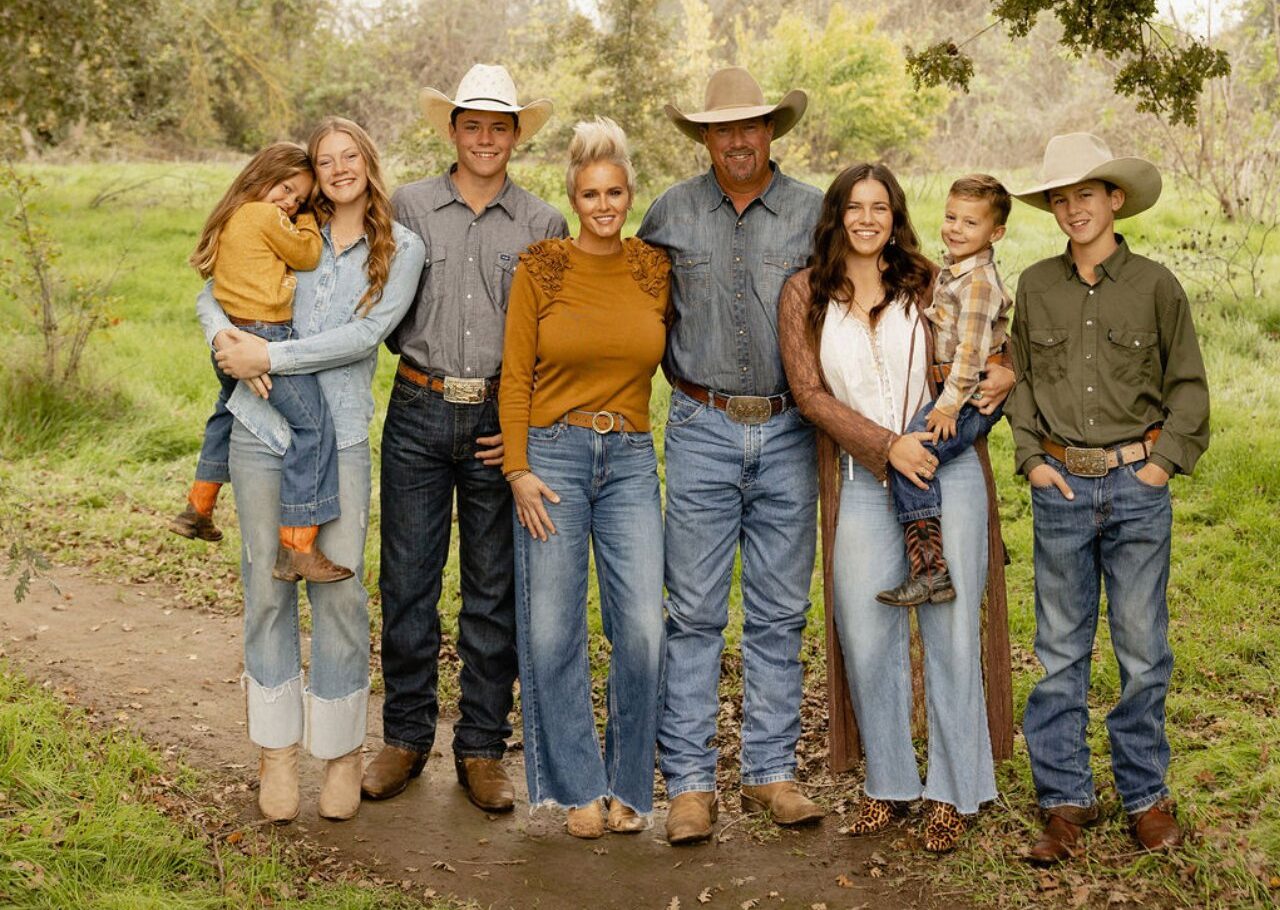 Kyle Lockett with his wife Leigh and their six kids in a family portrait outdoors