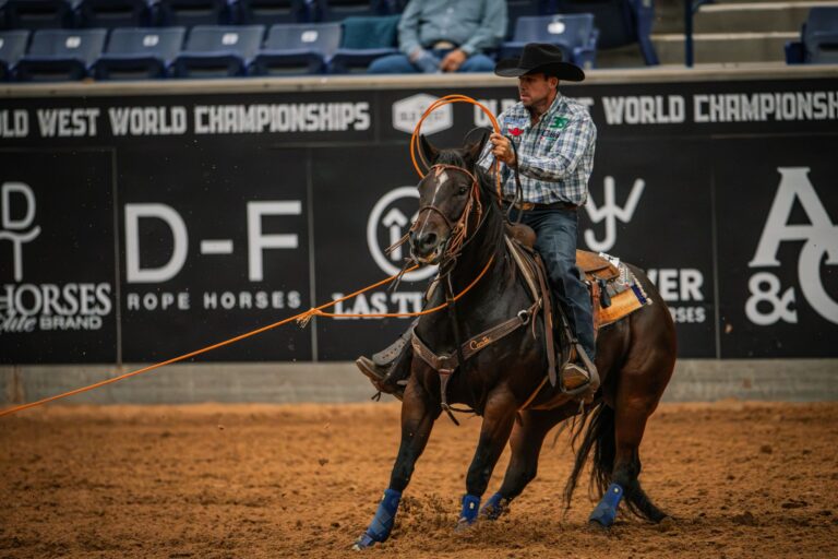 Kollin Von Ahn turns Reyzin Royals toward the camera with his heel rope dallied.