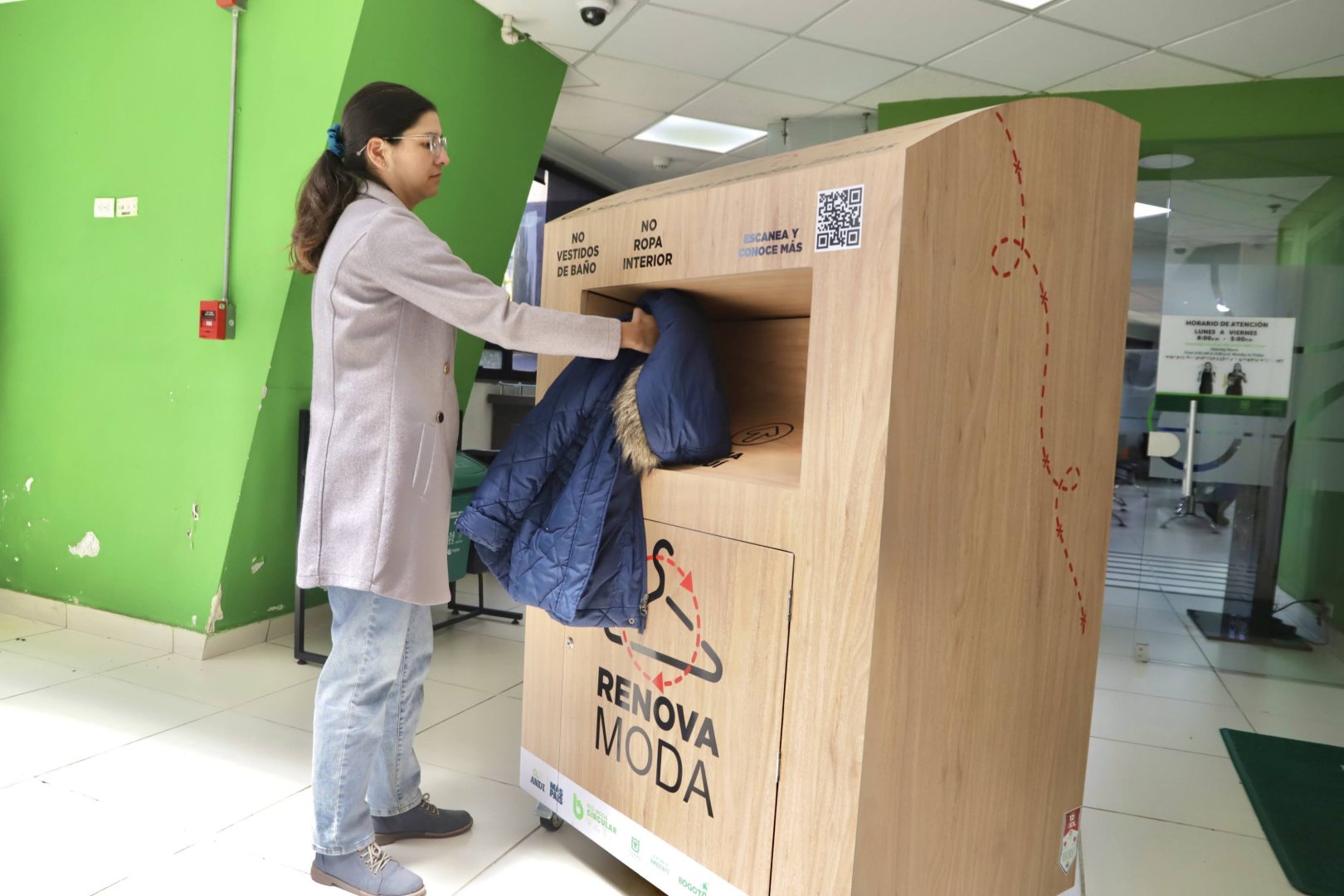 Bogotá apuesta por la moda circular con 11 contenedores para ropa usada