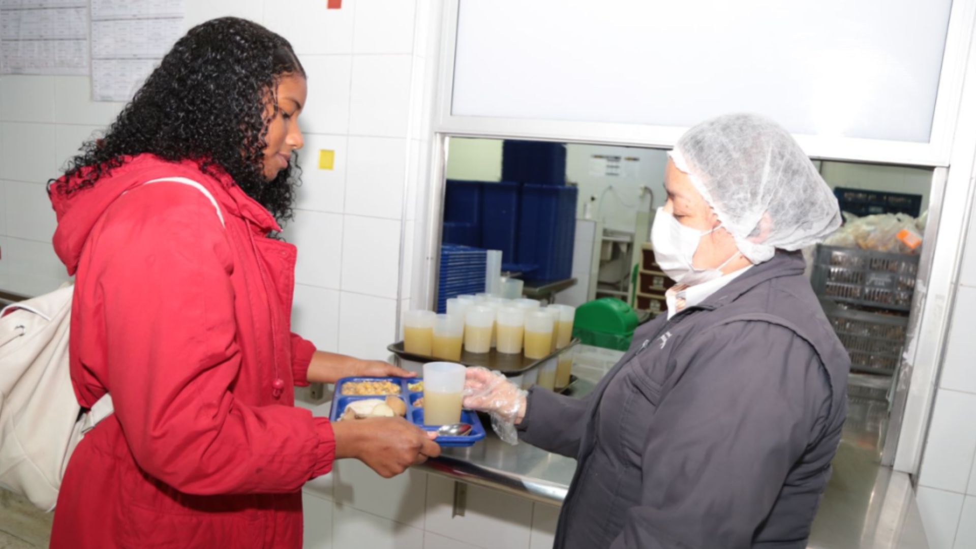 Bogotá entrega por primera vez cenas del PAE a estudiantes de jornada nocturna