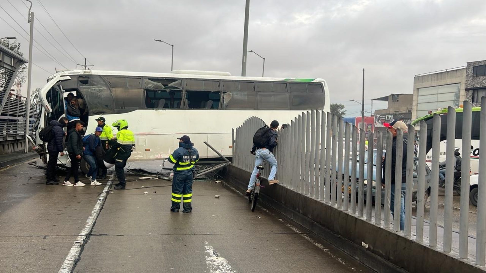 Un bus se estrelló contra una estación de TransMilenio en Bogotá