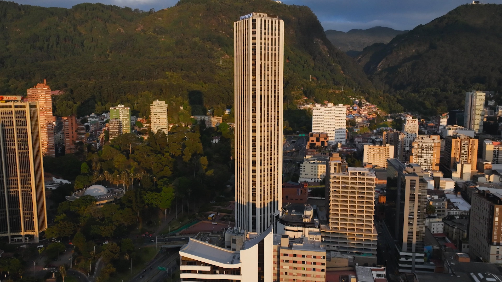 La Torre Colpatria, un icono que sigue iluminando a Bogotá