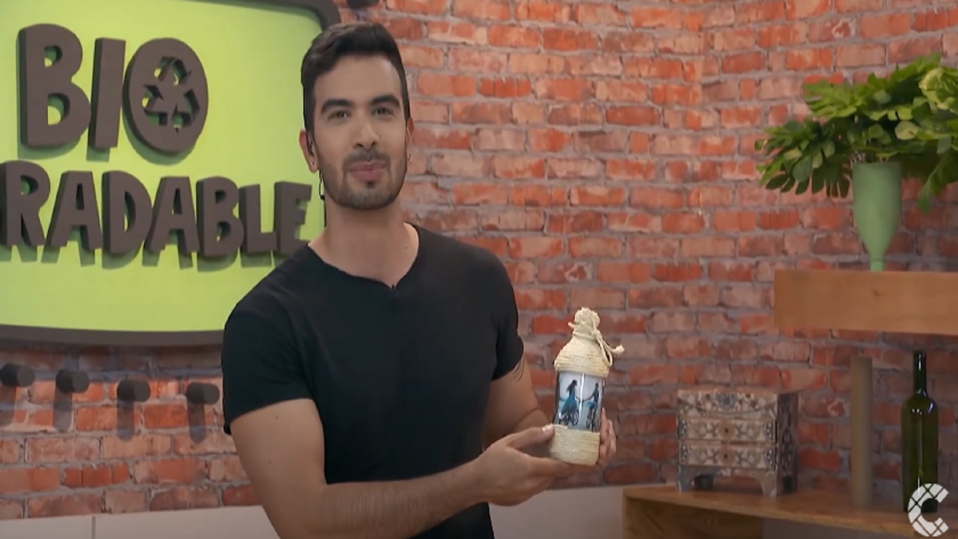 Portarretrato en casa con material reciclado