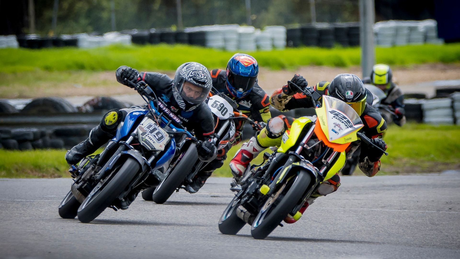 ¡La adrenalina del motociclismo colombiano llega a tu pantalla! Conéctate con el Gran Premio Vitrix 2025, este domingo 1 de junio