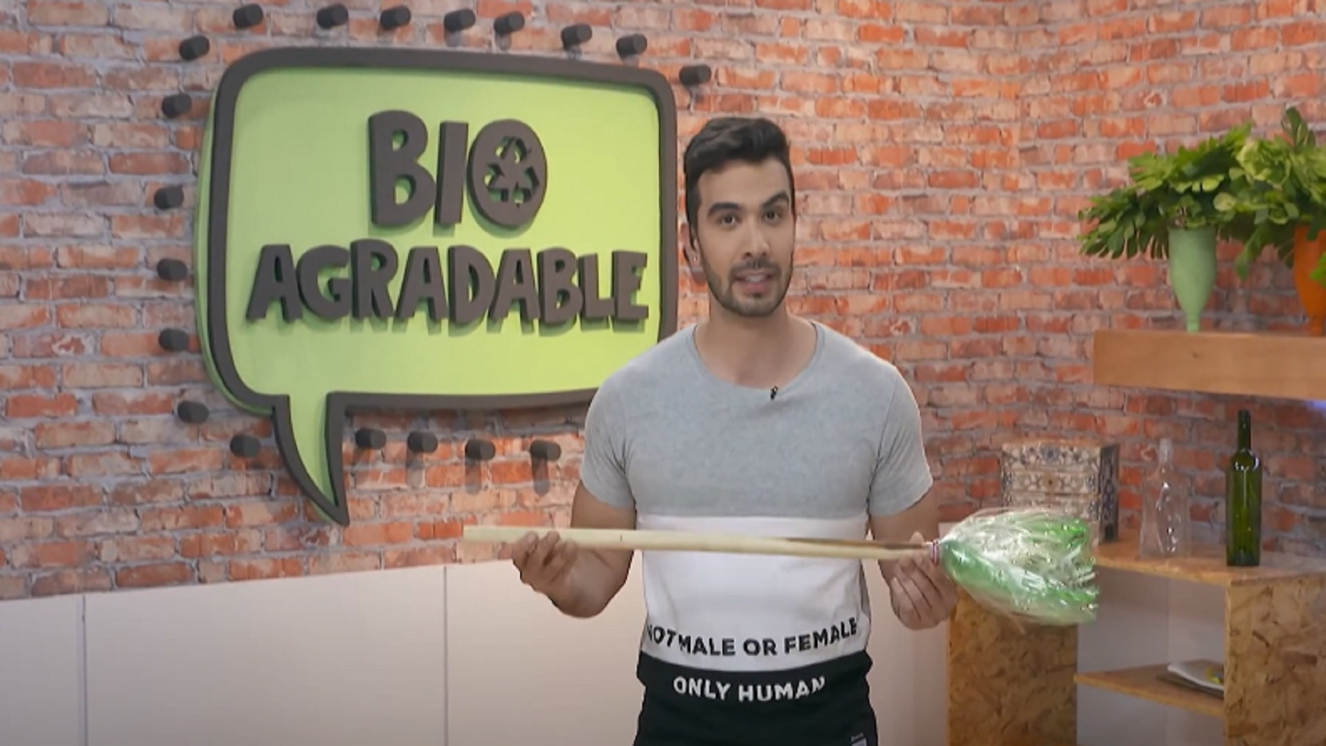 Haz una escoba con material reciclable