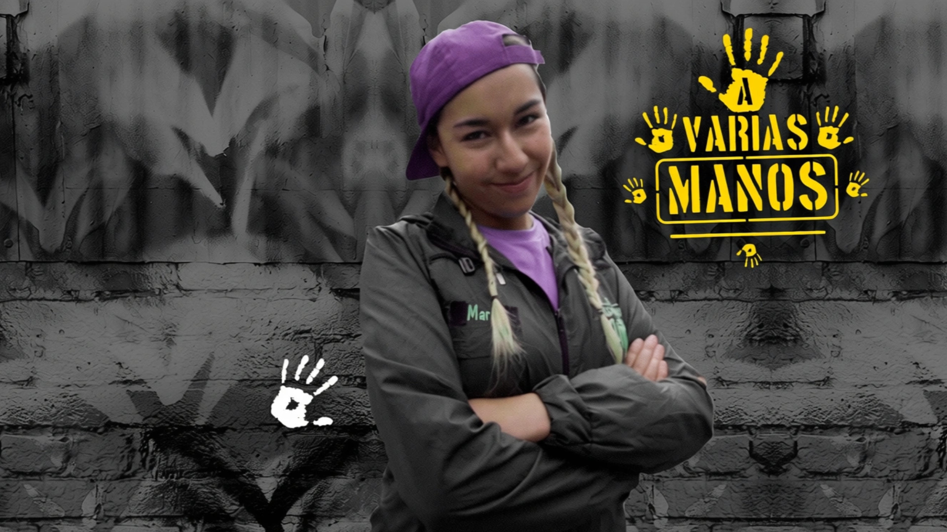 Marce la recicladora y logo de la serie A Varias Manos