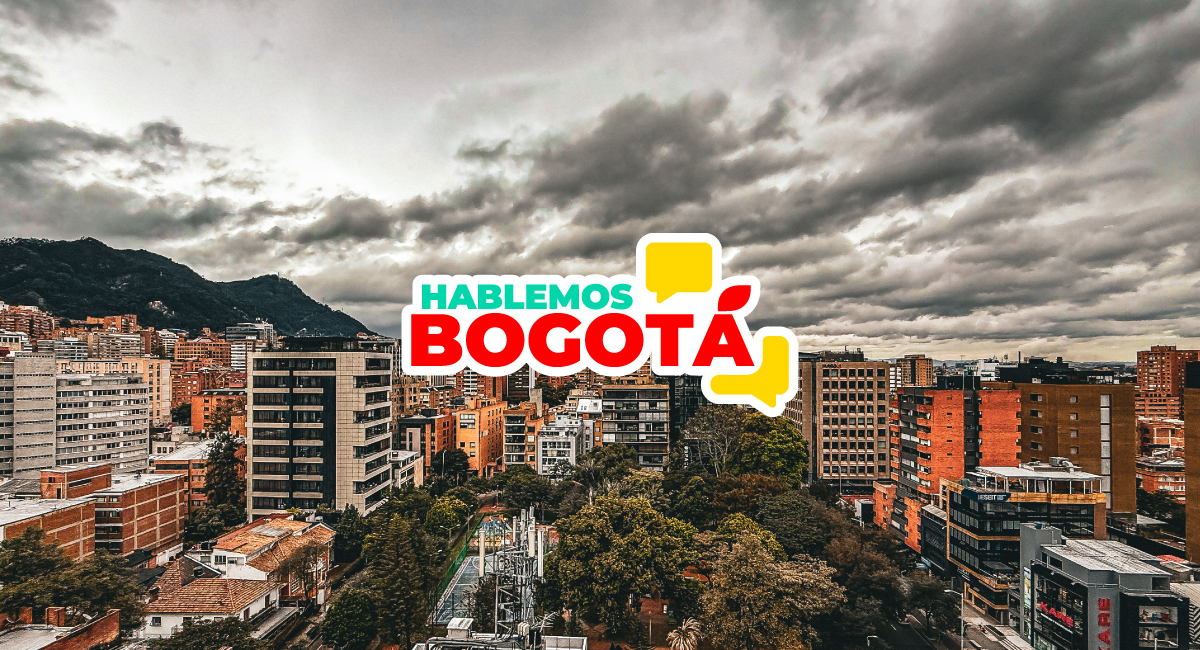 Foto panorámica de Bogotá al fondo se ven los Cerros Orientales, y varios edificios.