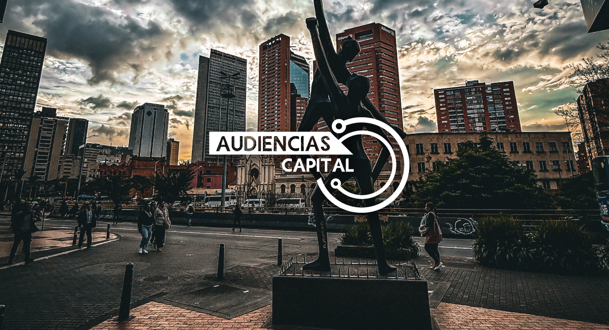 Panorámica de Bogotá donde se ve una estatua en primer plano y al fondo edificios de la ciudad.