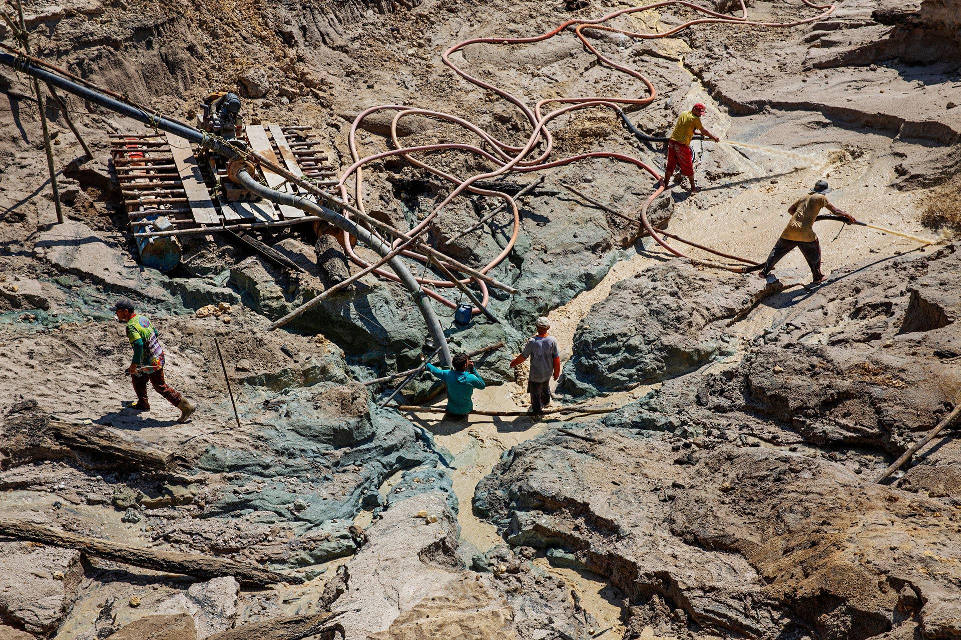 Grátis: Ouro Sangrento - M L Estefania - Material Claro e Objetivo em PDF  para Estudo Rápido, image size:1920x1280