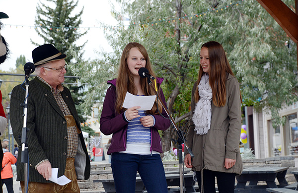 Mayor Ron McRae with two German exchange students opening Kimberley Oktoberfest.