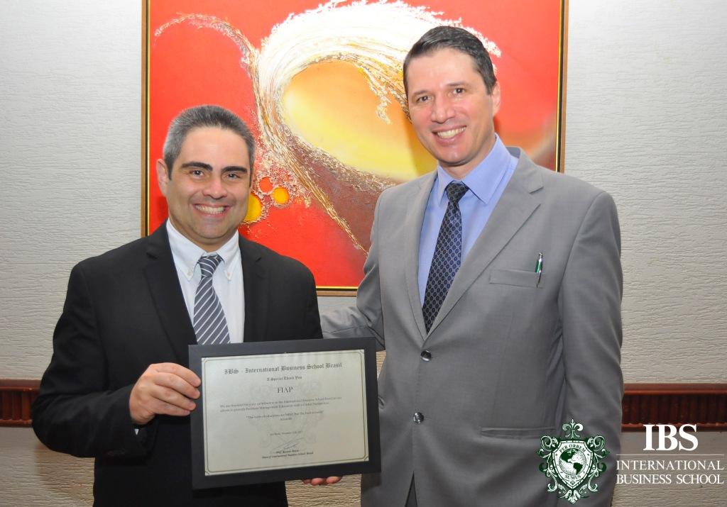 professor carvajal em premiacao de negocios