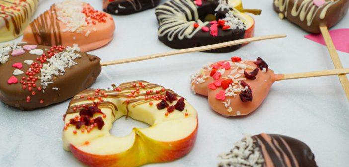 Receta: Paletas de manzana cubiertas con chocolate