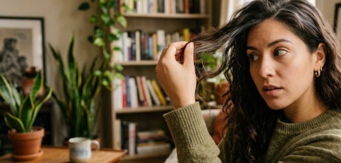 ¿Primeras canas? cúbrelas desde casa con un acabado natural