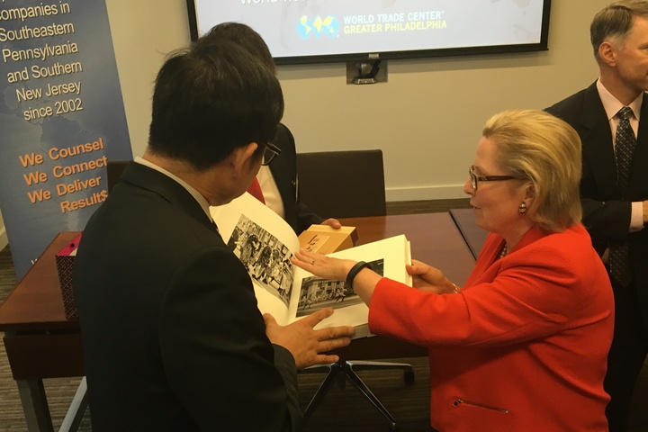 Linda presents Tianjin delegation with a gift