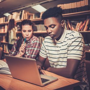 jovens estudando em uma biblioteca