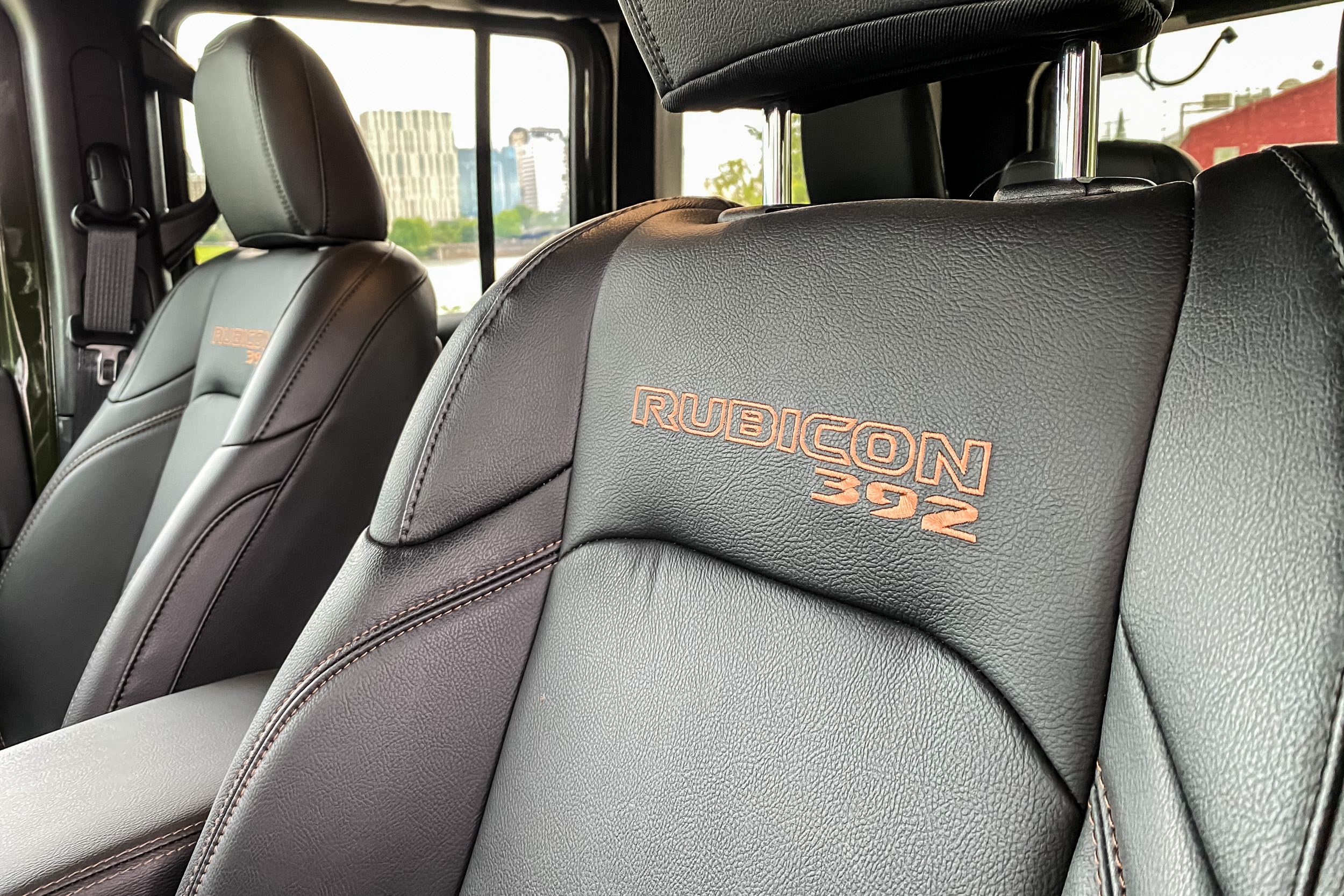 2021 m. „Jeep Wrangler Rubicon 392“ priekinių sėdynių susiuvimas