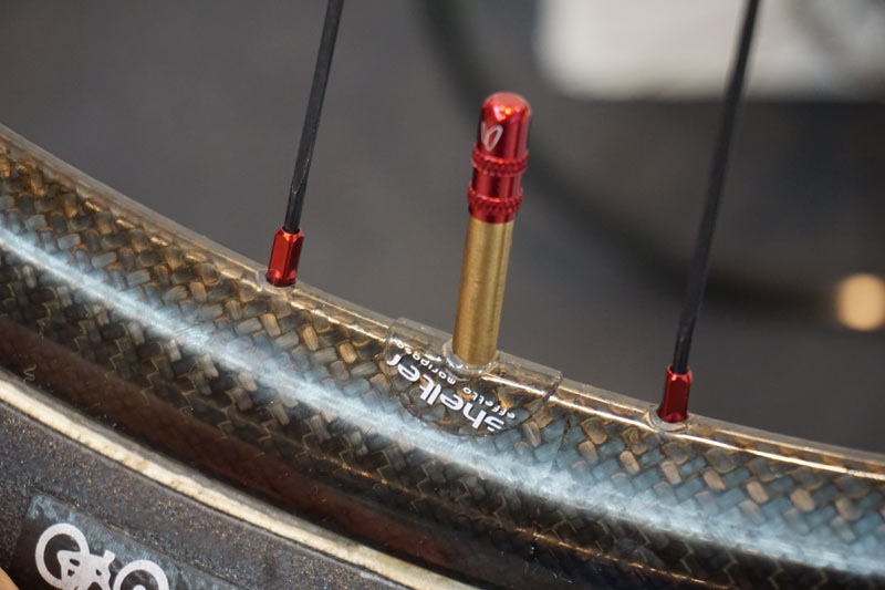 EB15 Effetto Mariposa squeezes out Caffe Latex pouches, valve stem