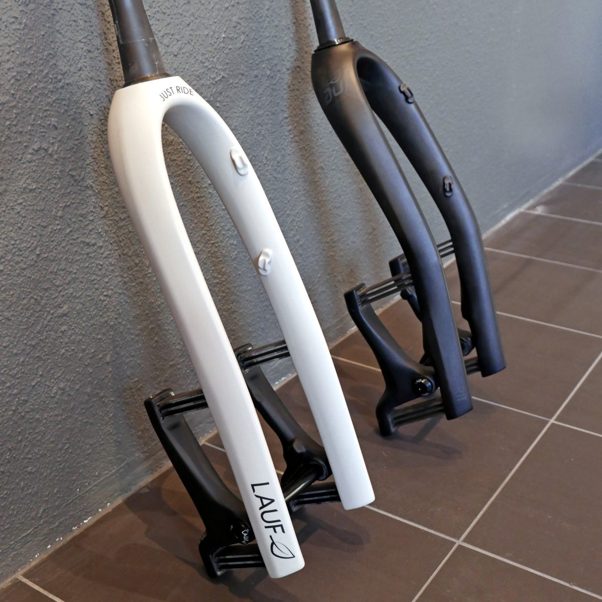 Suspension Tech How does undamped suspension work, say in a fork