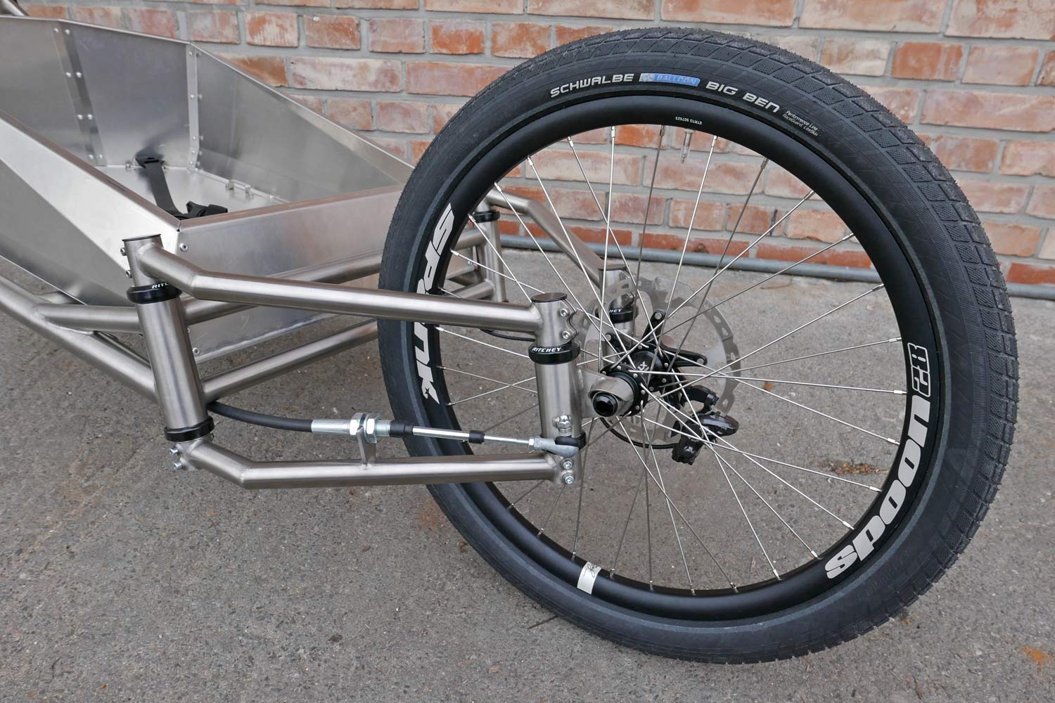Catan titanium Cargobike corners like 
