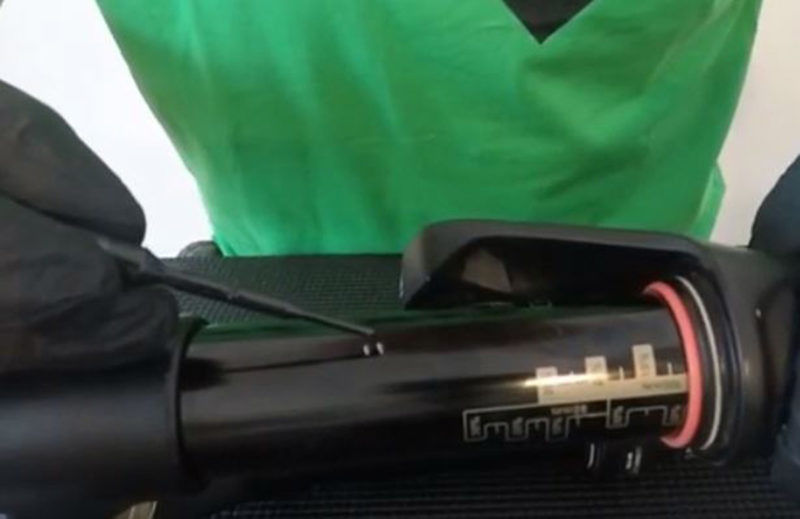 Scratched suspension fork? Erase scratches with Sendhit's complete