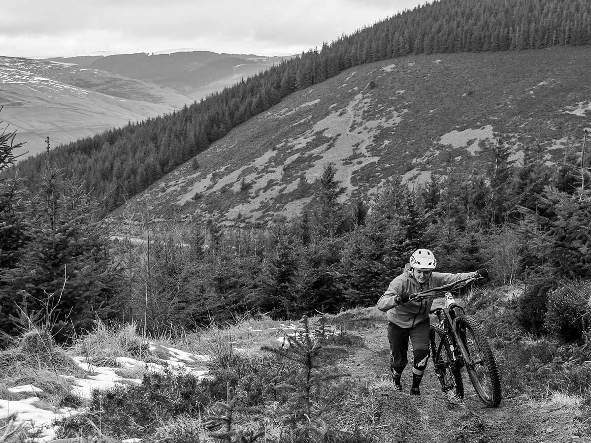 The DirtFund Project aims to #Senditforward, supporting privateer racers, Jessie-May Morgan