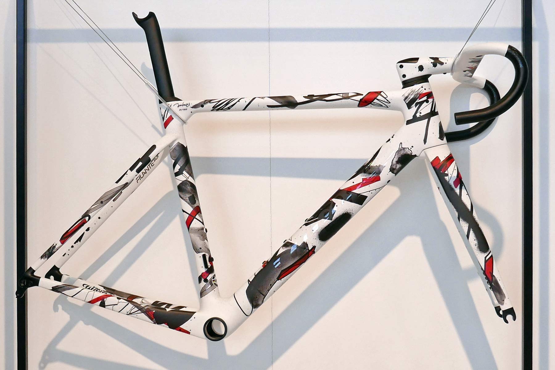 La nuovissima bici da ghiaia in carbonio Wilier Rave SLR si trasforma in  all-road - Swiss Cycles