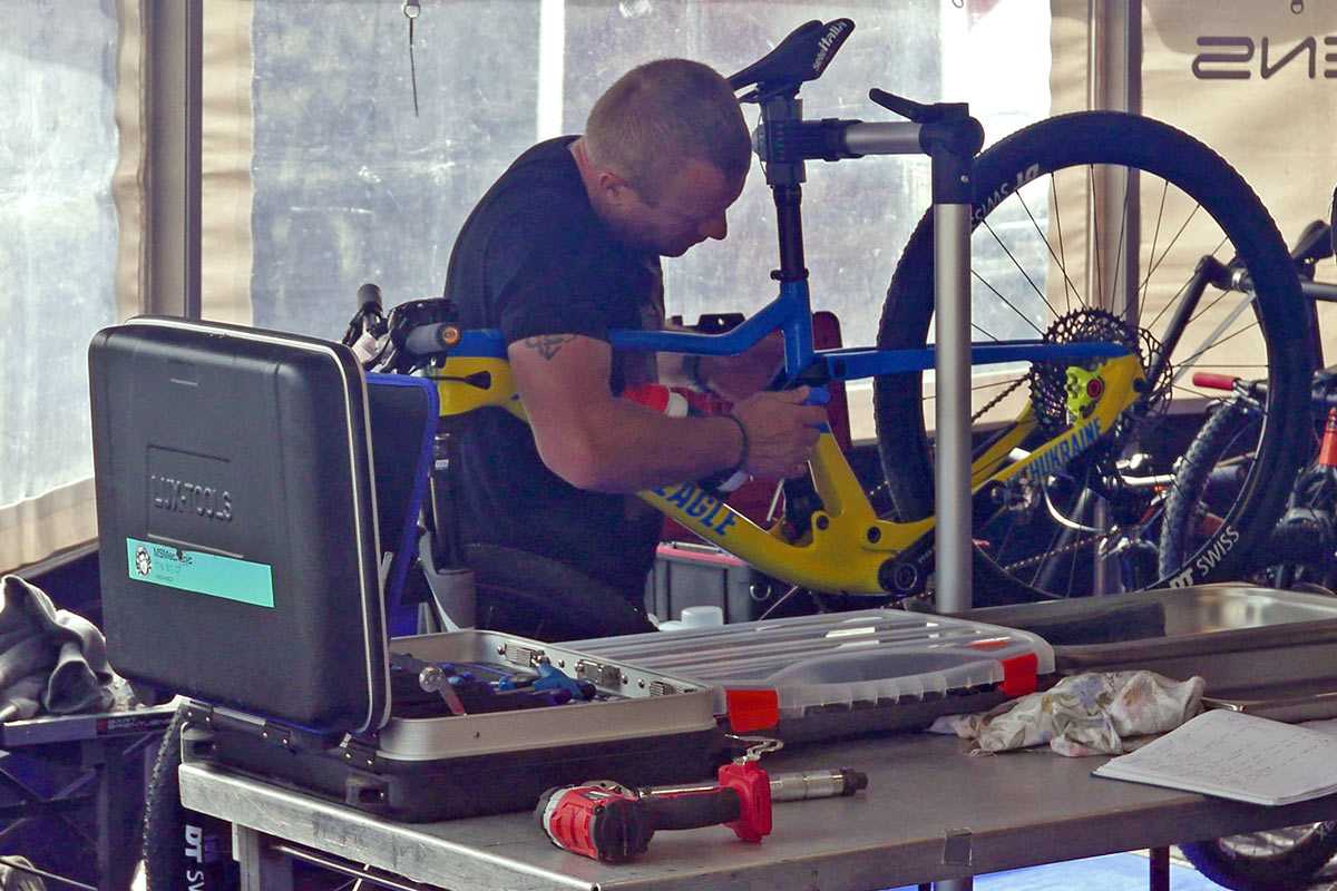 American Eagle Flow XC Pro Bike Stand With Ukraine, Slava Ukraini, Yana Belomoina prototype suspension setup